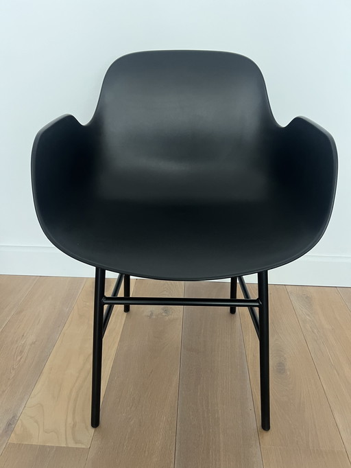 Normann Copenhagen - Form stoel met een zwart stalen onderstel