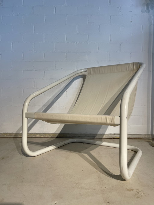 Fauteuil lounge en acier tubulaire et toile, années 1970. La structure tubulaire est vintage.