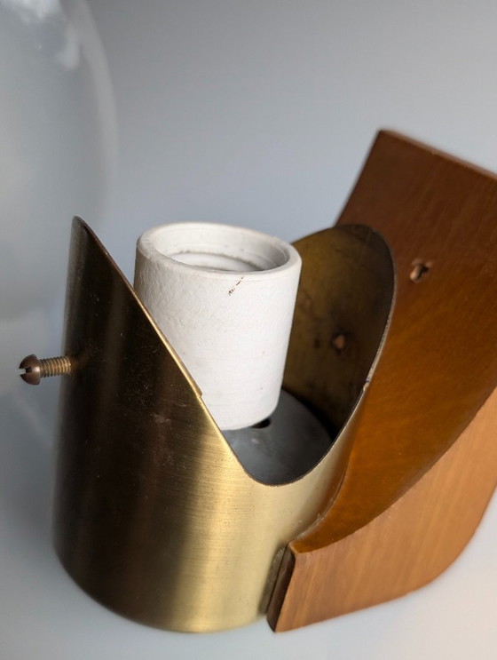 Image 1 of Vintage wandlamp van hout, messing en tweekleurig glas, Italië, jaren 70
