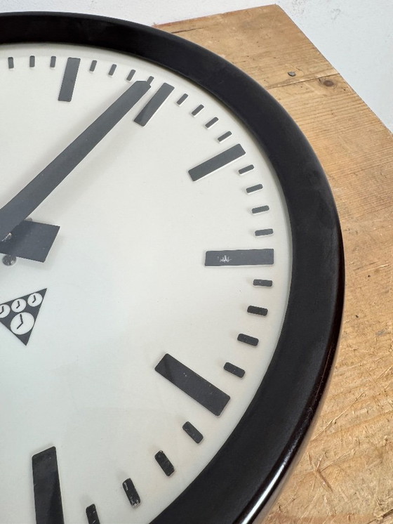 Image 1 of Industriële bakelieten fabriekswandklok van Pragotron, jaren 60