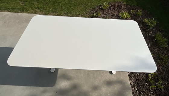 Image 1 of Scrivania IKEA regolabile in altezza, laccata bianca, 80 cm x 160 cm, con funzionamento elettrico.