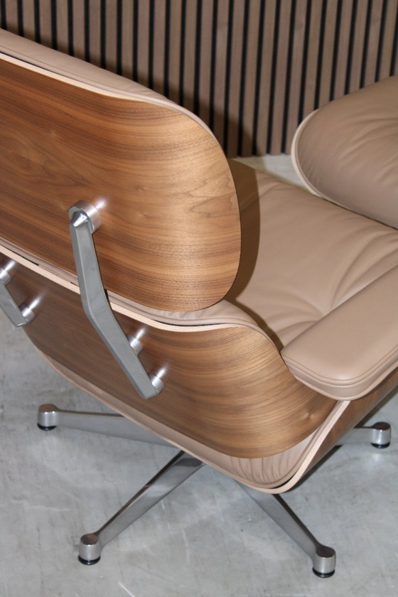 Image 1 of Poltrona e poggiapiedi Vitra Eames Lounge Chair + Ottoman - Pelle Premium F Camel