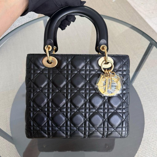 DIOR LADY MEDIUM - PELLE DI AGNELLO CANNAGE, FERRAMENTA NERA E ORO, CINTURINO REGOLABILE