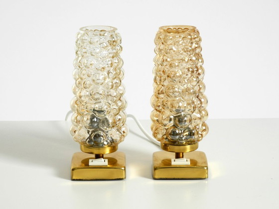 Image 1 of Zwei seltene Nachttischlampen aus Messing aus den 1960er Jahren mit goldfarbenen Blasenglasschirmen