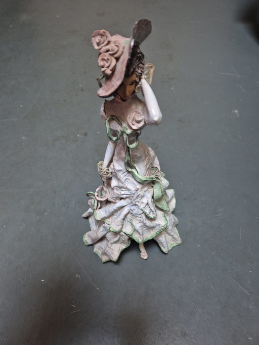 Figurine de dame en céramique de l'artiste italo-néerlandaise Agnese Guidi Fiorentino – beeldhouwkunst, Ceramic