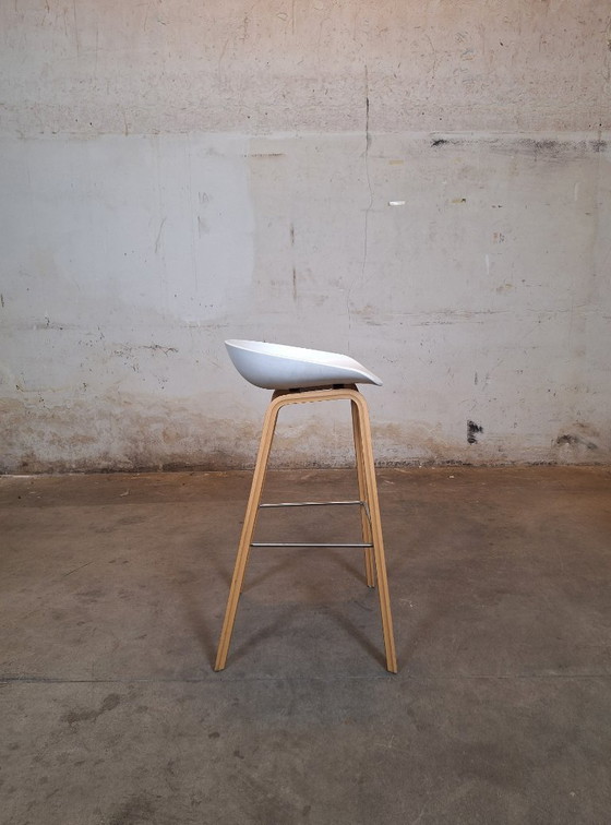 Image 1 of HAY AAS32 Designerhocker – Weißer Sitz & Eichengestell
