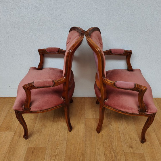 Image 1 of Ensemble de deux chaises et fauteuils vintage français Louis XV en bois et velours