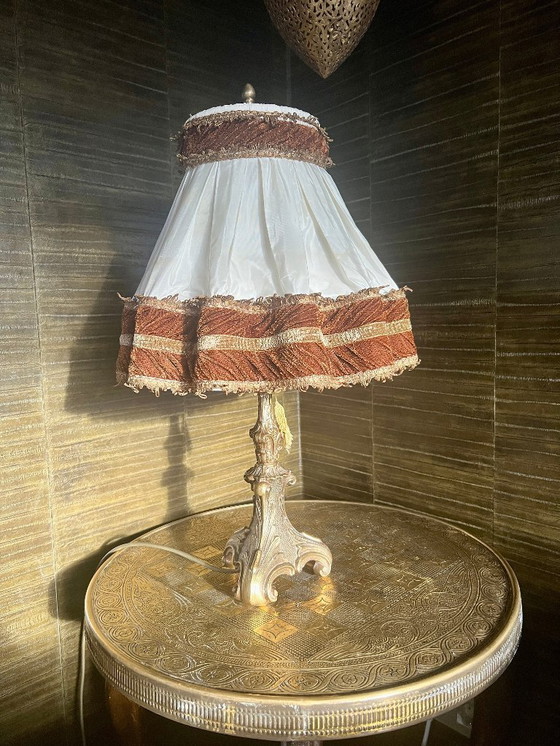 Image 1 of Solida lampada da tavolo in ottone della metà del secolo scorso. Base molto solida e paralume elaborato con finiture in velluto.
