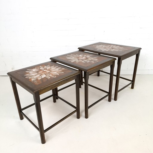 Vintage-Korbset aus Holz im dänischen Design mit Sonnenmusterfliesen