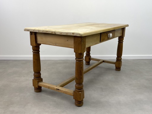 Landhaustisch – Rustikale, verwitterte Kiefernholzplatte