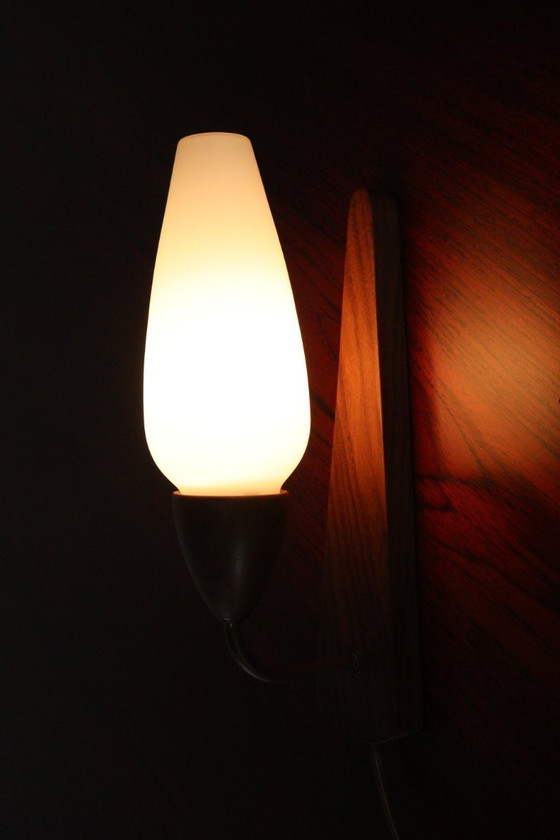 Image 1 of Lampada da parete vintage in teak con paralume in vetro smerigliato