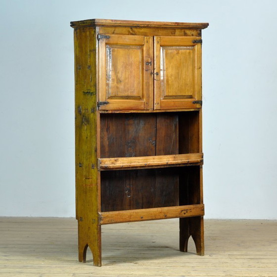 Image 1 of Cabinet en châtaignier espagnol, vers 1800