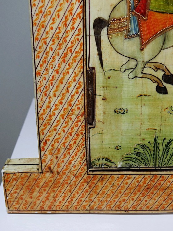 Image 1 of Espejo de ventana de Rajastán en hueso pintado a mano con decoración ecuestre, antiguo, principios del siglo XX.