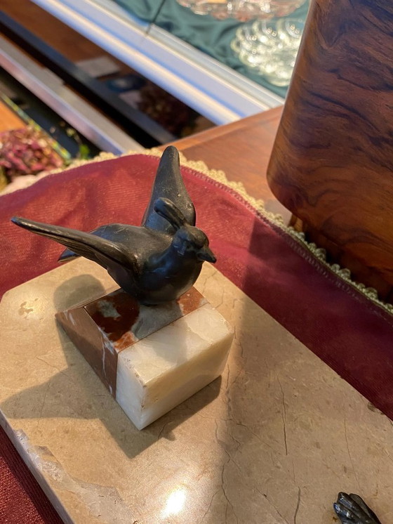 Image 1 of Sculture in bronzo Art Déco di un cane pastore e di un uccello su una lastra di marmo. Realizzate in Francia intorno al 1920.