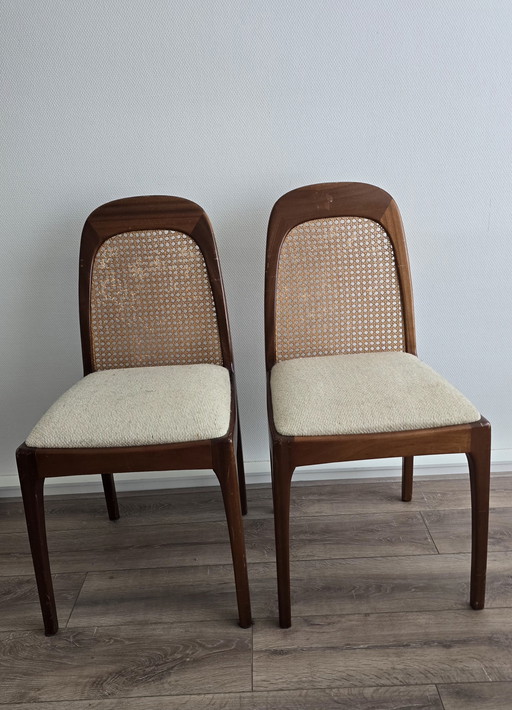Chaises de salle à manger vintage.