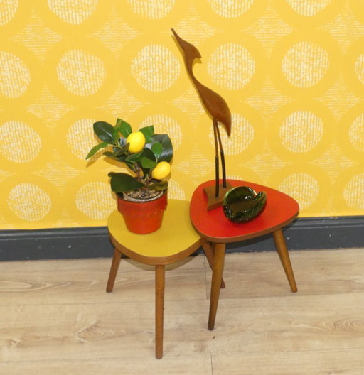 Set van 2 60s bloemenkrukjes mosterdgeel/rood gefolieerd formica
