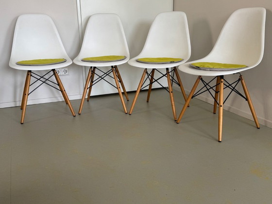 Image 1 of 4x Vitra eames dsw stoelen met seat dots kussens