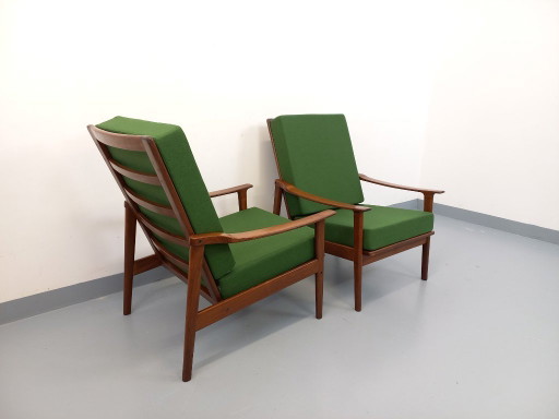Een paar vintage Scandinavische fauteuils van teakhout met groene stof uit de jaren 60.