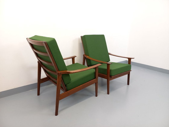 Image 1 of Een paar vintage Scandinavische fauteuils van teakhout met groene stof uit de jaren 60.