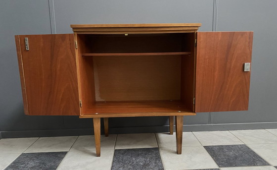 Image 1 of La parte superiore del giradischi/mobile audio può ruotare negli anni '60