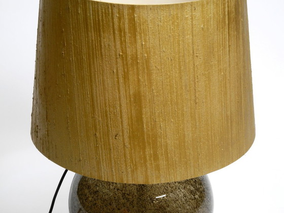 Image 1 of Grote, elegante, zeer zeldzame Putzler tafellamp uit 1970 met verlicht glazen lamphuis en kap van gouden dupionzijde