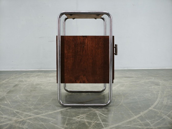 Image 1 of Table de chevet tubulaire en chêne et chrome de style Bauhaus, Tchécoslovaquie des années 1940
