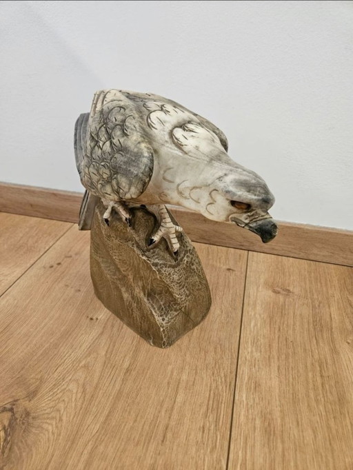 Figura di aquila in marmo con base in alabastro di S. Matarrese