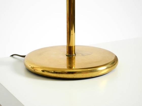 Bella, grande, originale lampada da tavolo in ottone con paralume conico, Mid-Century Modern (photo 20 of 20)
