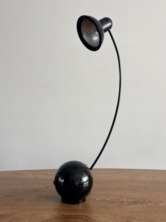 1980er-90er Postmoderne Space Age Tischlampe – Schwarz – Tischlampen, Metal, Plastic (photo 2 of 12)