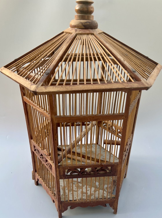Image 1 of Dekorativer handgefertigter Vogelkäfig mit Holzvogel – Asien, ca. 1950er–1960er Jahre