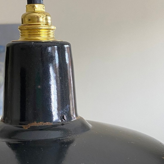 Image 1 of Antieke hanglamp met zwarte geëmailleerde metalen lampenkap.