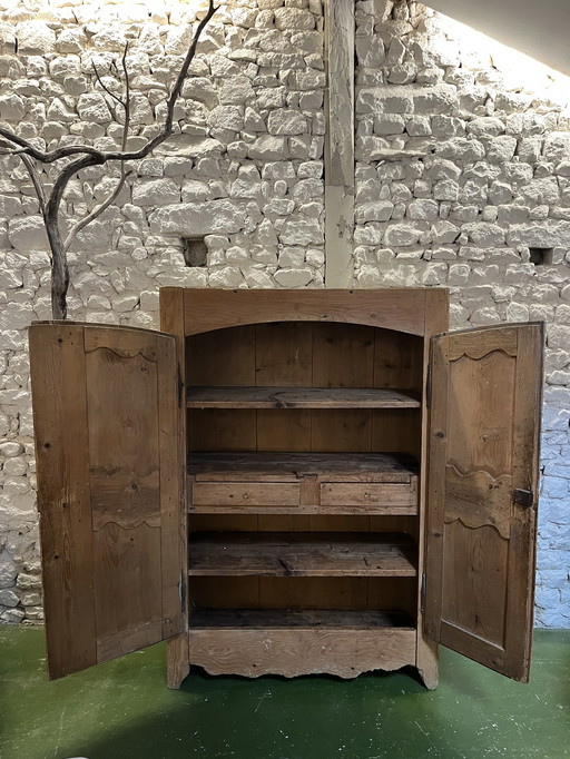 Armario regional de pino del siglo XVIII