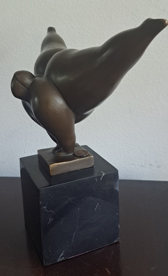 Handstand, A Bronze Statue of a Lady in Botero Style – Sculpture (photo 10 of 10)