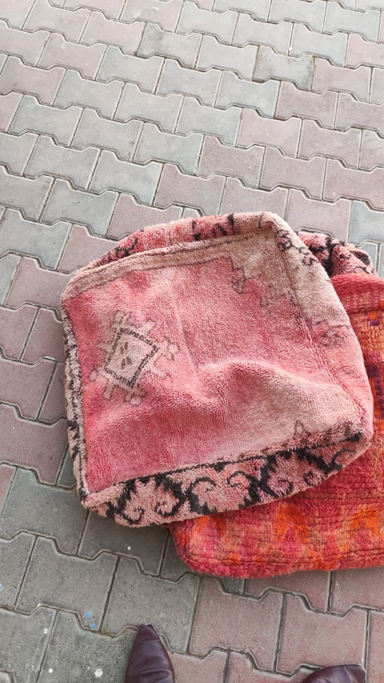 Image 1 of Handgemaakte poefs van vintage Marokkaanse tapijten – €120 per stuk