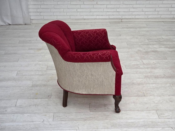Image 1 of Deense fauteuil uit de jaren 50, bekleed met rode en lichtgrijze meubelwol en gesneden eikenhout.