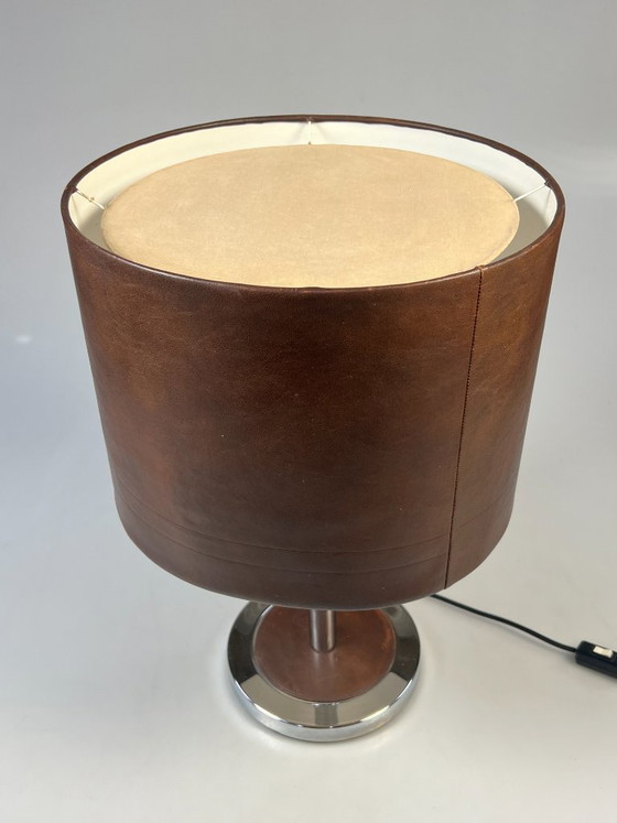 Image 1 of Lampe de table/lampe de chevet vintage, pied chromé et abat-jour en cuir. Années 1970