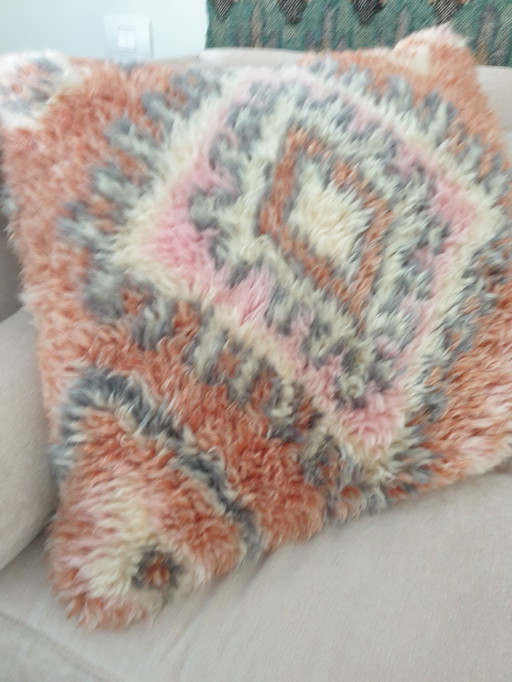 Decorative and warm cushion cover