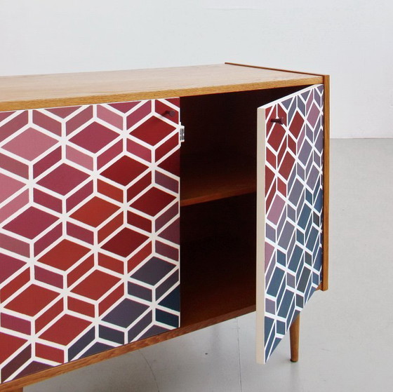 Image 1 of Kast uit het midden van de 20e eeuw met een handgeschilderd geometrisch patroon, kleurrijke vintage uit de jaren 60.