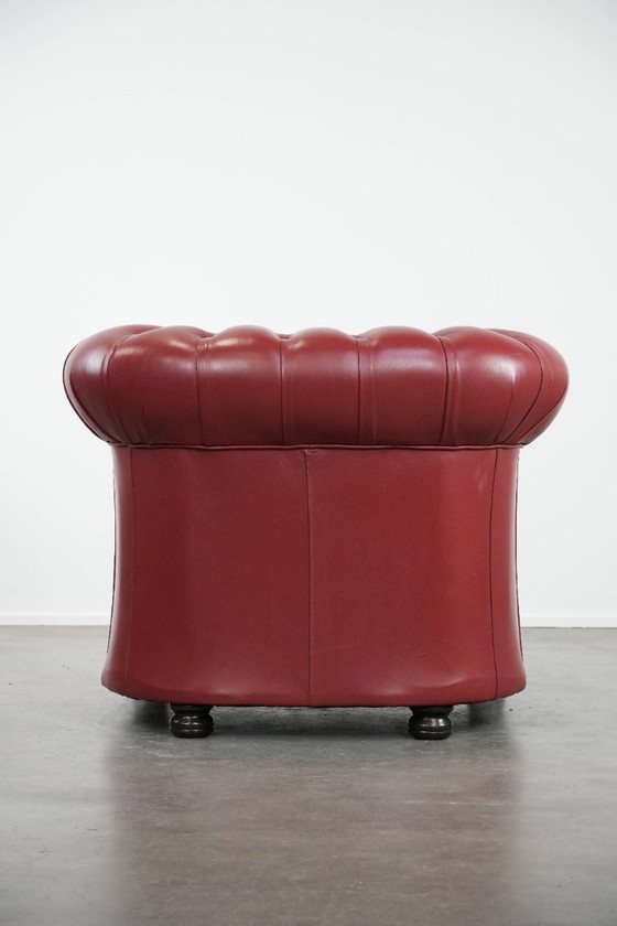 Image 1 of Sillón Chesterfield de piel de vaca inglesa en un impresionante color rojo