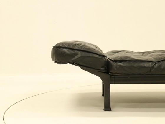 Image 1 of Ligbed van Zanotta in zwart leer