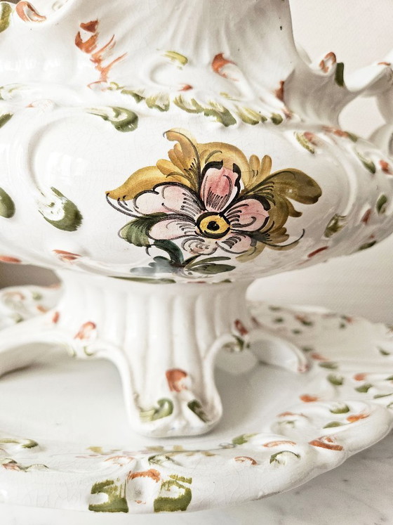 Image 1 of Große weiße Bassano-Suppenterrine aus Steingut (Italien) mit floralem Relief im Barockstil, XXL-Serviertablett, 43 cm