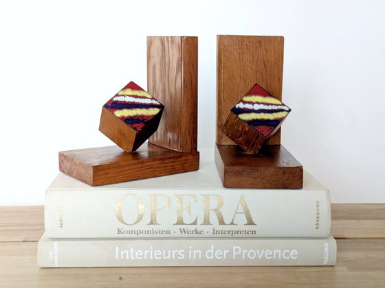 Image 1 of Fermalibri in legno di metà secolo con cubo smaltato, design geometrico modernista, anni '60