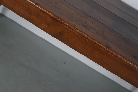 Image 1 of Deze Franse consoletafel werd ontworpen en vervaardigd rond het einde van de 19e eeuw uit marmer en gietijzer. De tafel verkeert