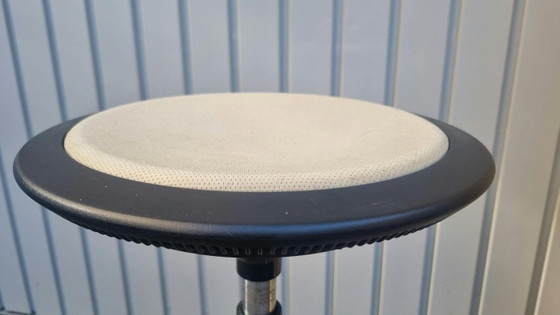 Wilkhahn Stitz 2 Sitz- und Stehhilfe, Hocker, Leder, Eisen, Creme (Foto 5 von 9)