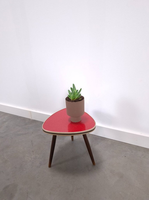 Table d'appoint triangulaire vintage des années 50, table à plantes avec plateau en formica rouge et bord noir doré, n°7