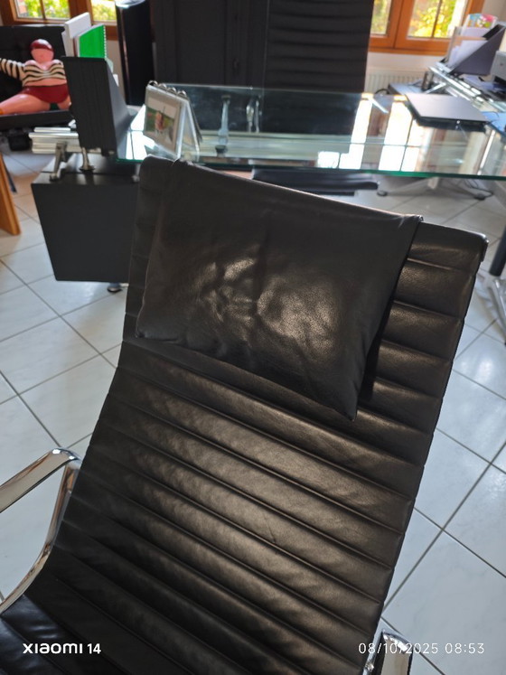 Image 1 of Sedia da ufficio Vitra EA124 di Charles e Ray Eames.