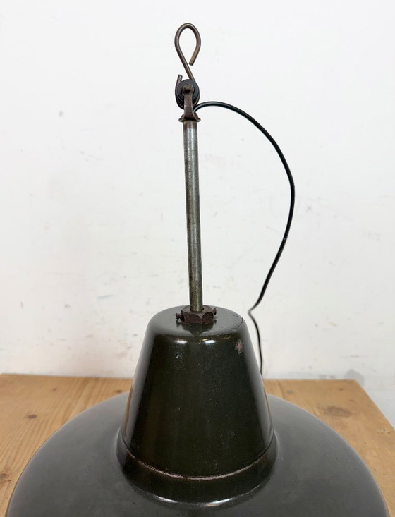 Image 1 of Industriële zwarte emaille fabriekslamp met ijzeren bovenkant, jaren 1950