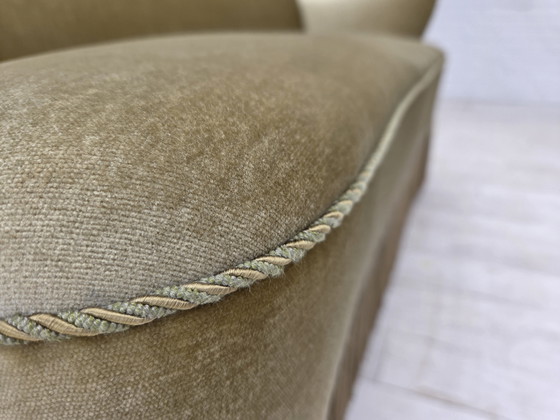 Image 1 of Sofá danés de dos plazas, años 60, terciopelo verde, patas de madera de haya.