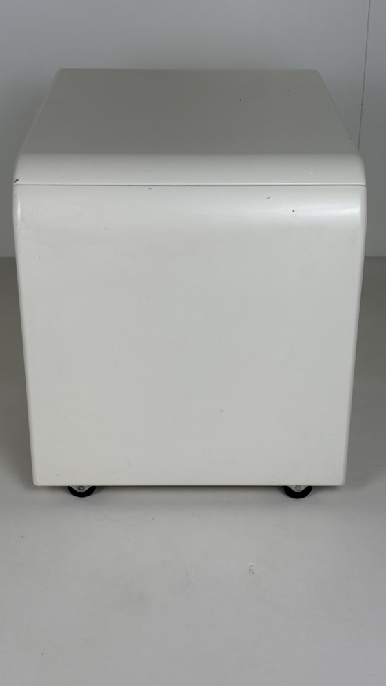 Image 1 of 2 comodini vintage in legno massiccio Space Age bianco con cassetti su rotelle