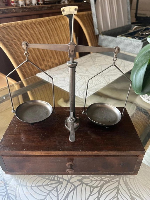 Ancienne balance à fléau avec tiroir - Plus de 70 ans